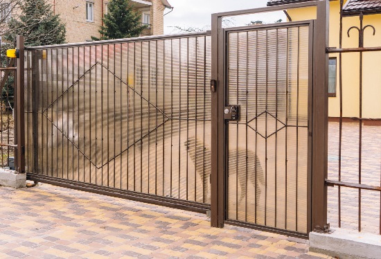 Купить ворота из профлиста с элементами ковки, с металлическими столбами в рамке или под дерево в Дзержинске от 157635 руб